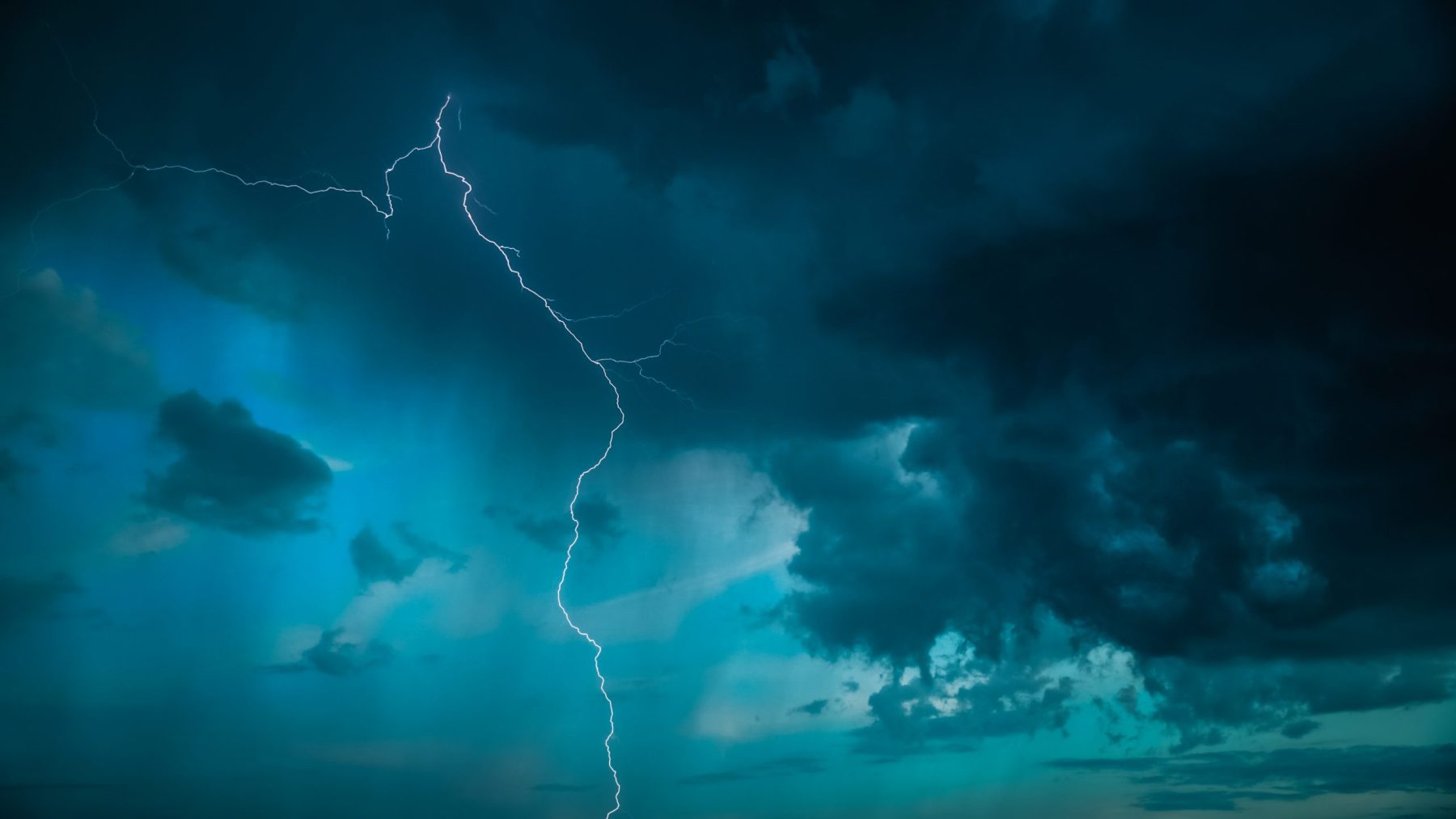 Rayo en el cielo nocturno tormentoso, símbolo del Nakshatra Ārdrā en la astrología védica
