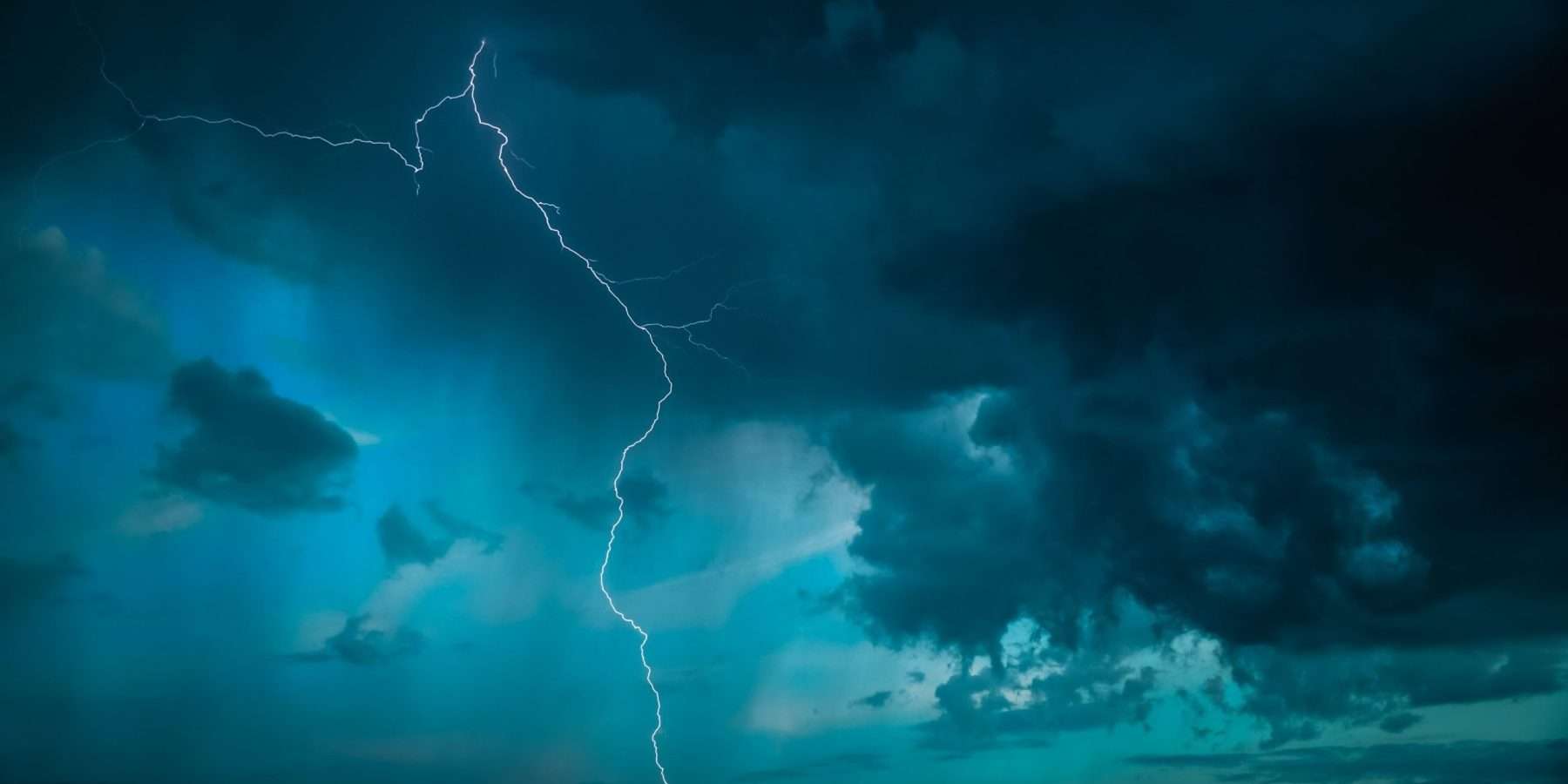 Rayo en el cielo nocturno tormentoso, símbolo del Nakshatra Ārdrā en la astrología védica