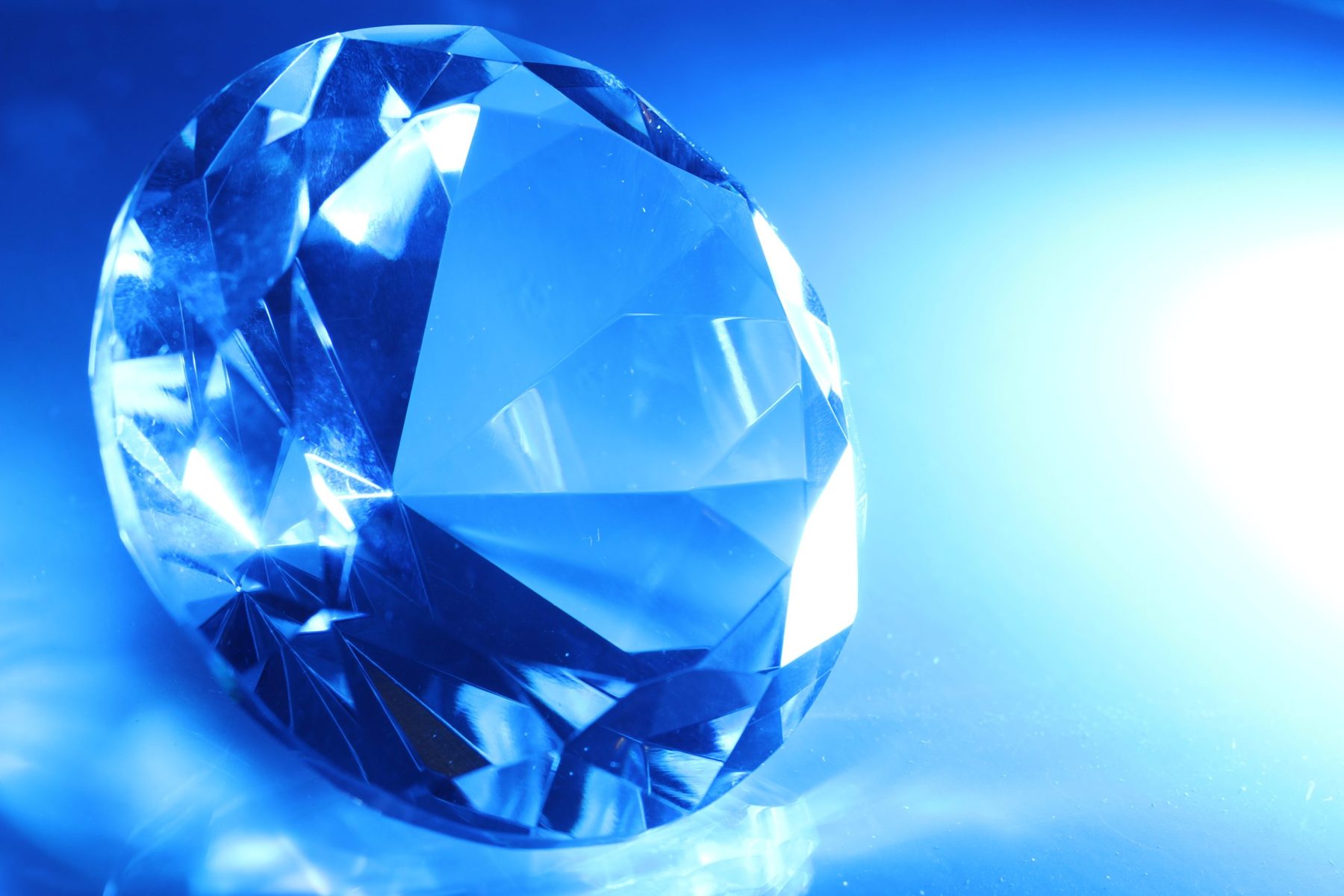Joya grande y brillante iluminada en luz azul, símbolo del Nakshatra Chitrā en la astrología védica