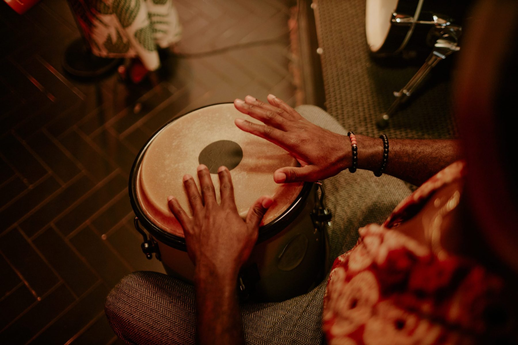 Hombre tocando conga en una banda de jazz afrocubano, símbolo del Nakshatra Dhāniṣṭhā en la astrología védica