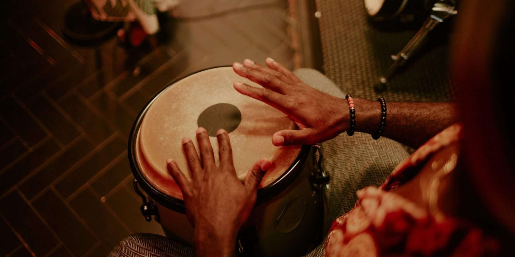 Hombre tocando conga en una banda de jazz afrocubano, símbolo del Nakshatra Dhāniṣṭhā en la astrología védica