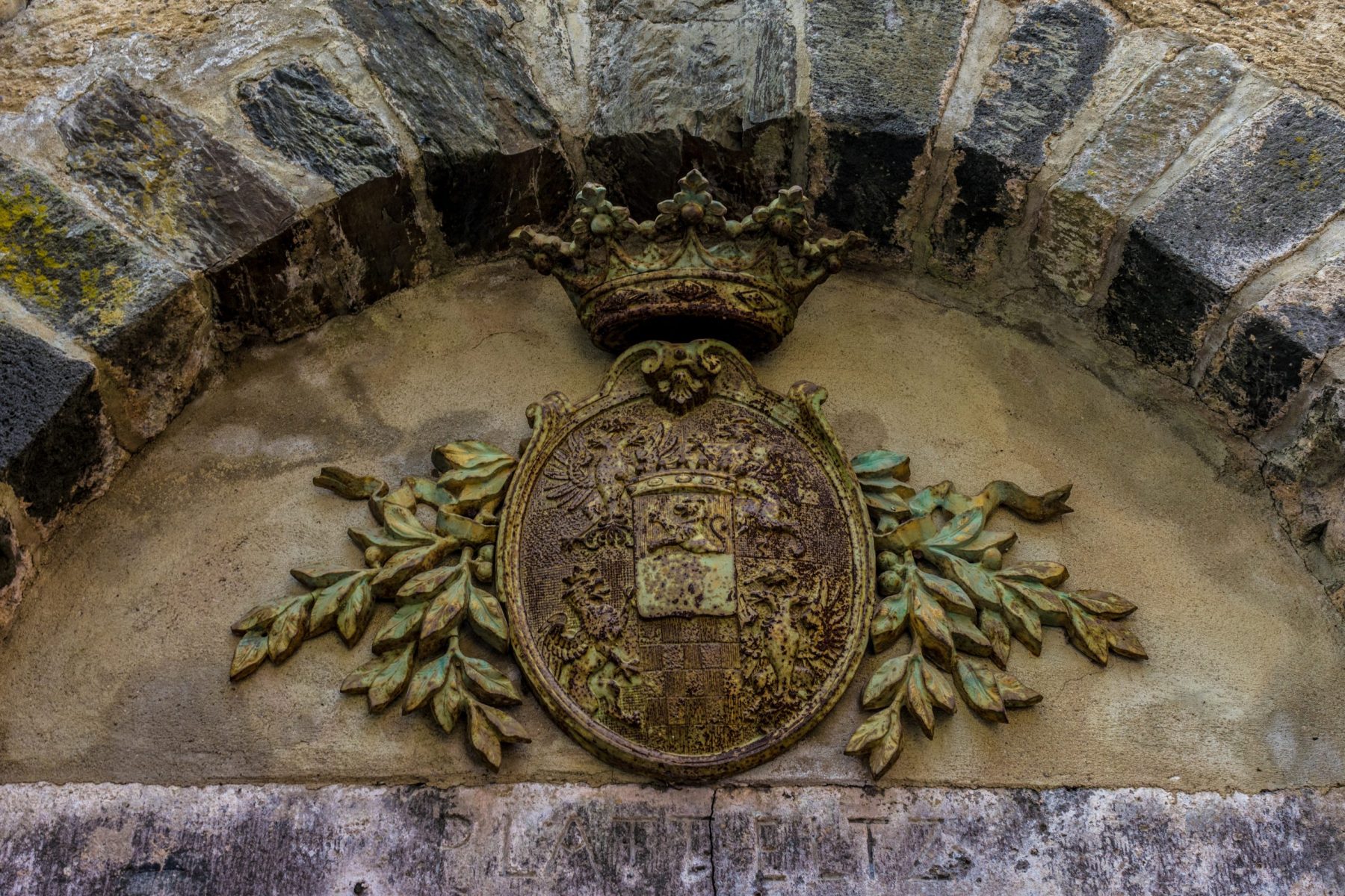Escudo de castillo en primer plano en Burg Eltz, Alemania, símbolo del Nakshatra Jyeṣṭhā en la astrología védica