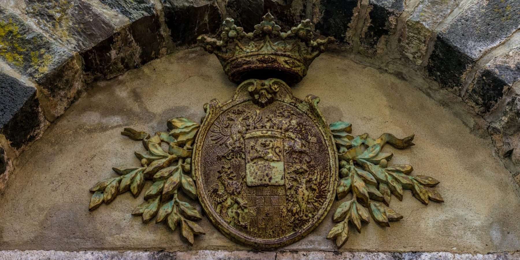 Escudo de castillo en primer plano en Burg Eltz, Alemania, símbolo del Nakshatra Jyeṣṭhā en la astrología védica