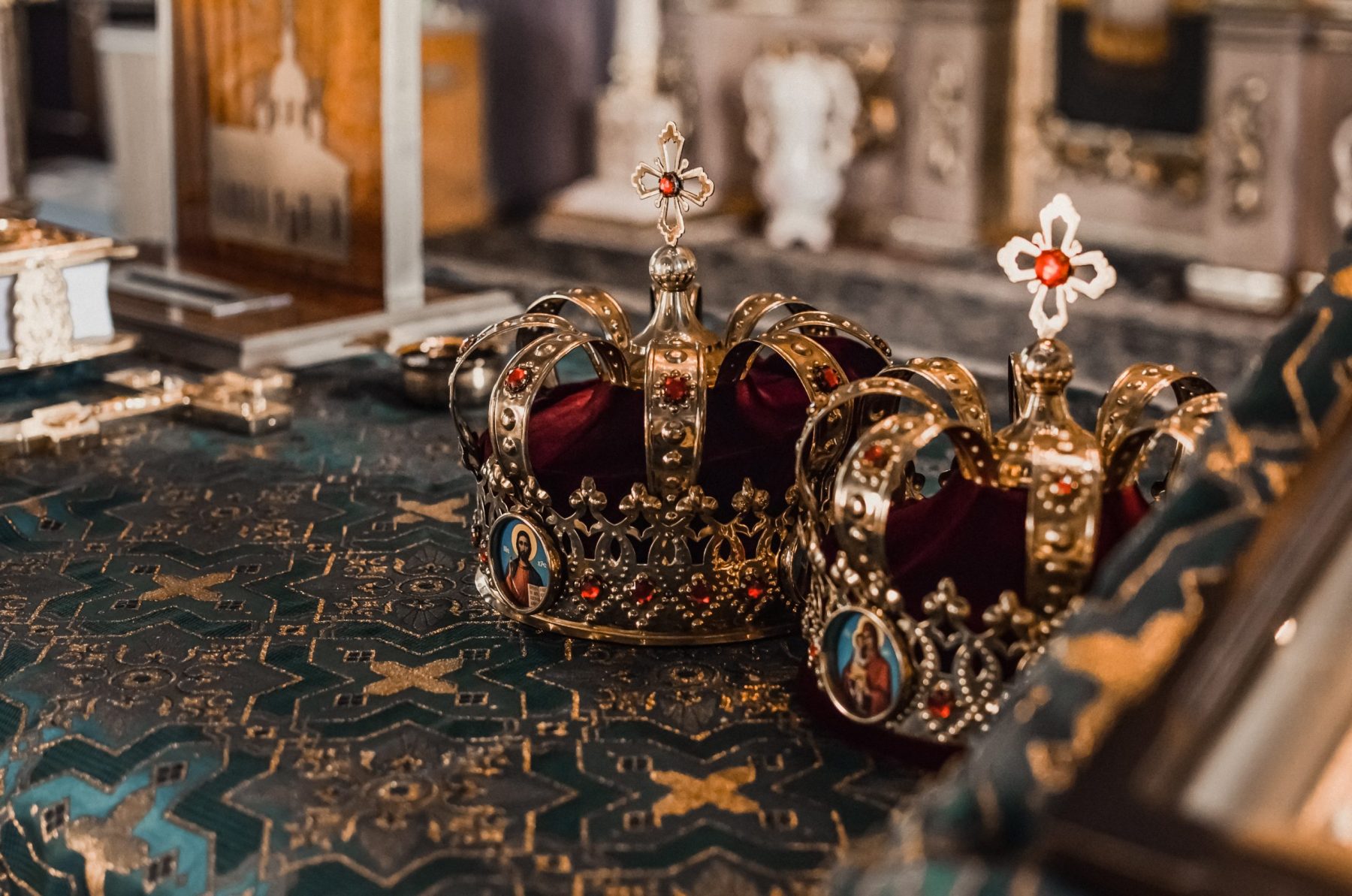 Dos coronas doradas con piedras preciosas sobre una mesa en una iglesia, símbolo del Nakshatra Maghā en la astrología védica