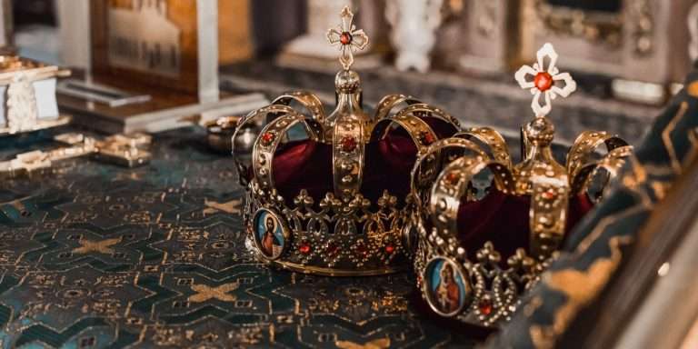 Maghā Nakṣatra: el trono de los ancestros y la herencia del linaje