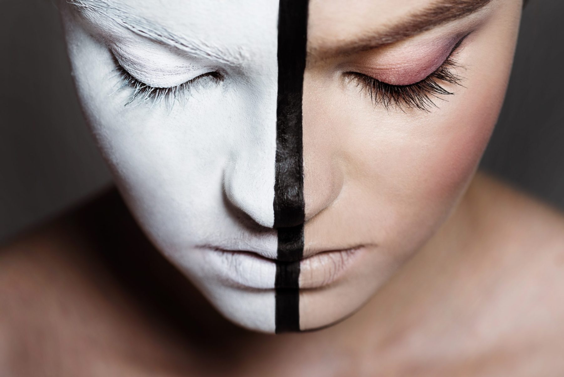 Mujer joven con los ojos cerrados y bodyart creativo en la mitad del rostro, símbolo del Nakshatra Pūrvabhādrapadā en la astrología védica