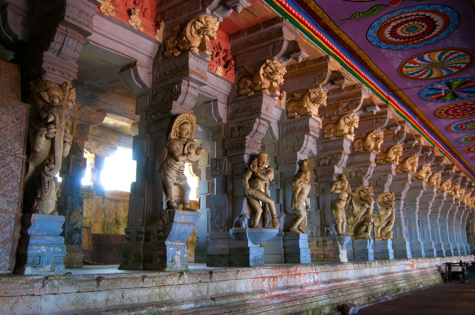 Pasillos del templo Ramanathaswamy en Rameswaram, simetría de columnas, símbolo del Nakshatra Rohiṇī en la astrología védica