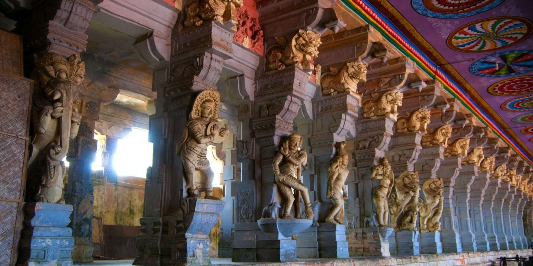 Pasillos del templo Ramanathaswamy en Rameswaram, simetría de columnas, símbolo del Nakshatra Rohiṇī en la astrología védica