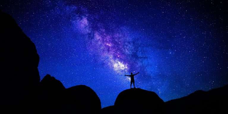 Mirar el cielo: un espejo de tu propio camino