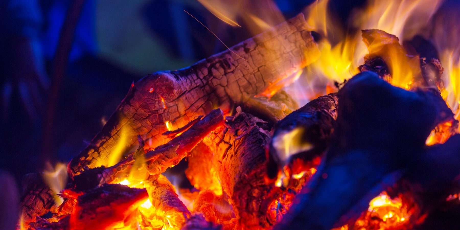 Fogata de leña encendida, símbolo del Nakshatra Kṛttikā en la astrología védica