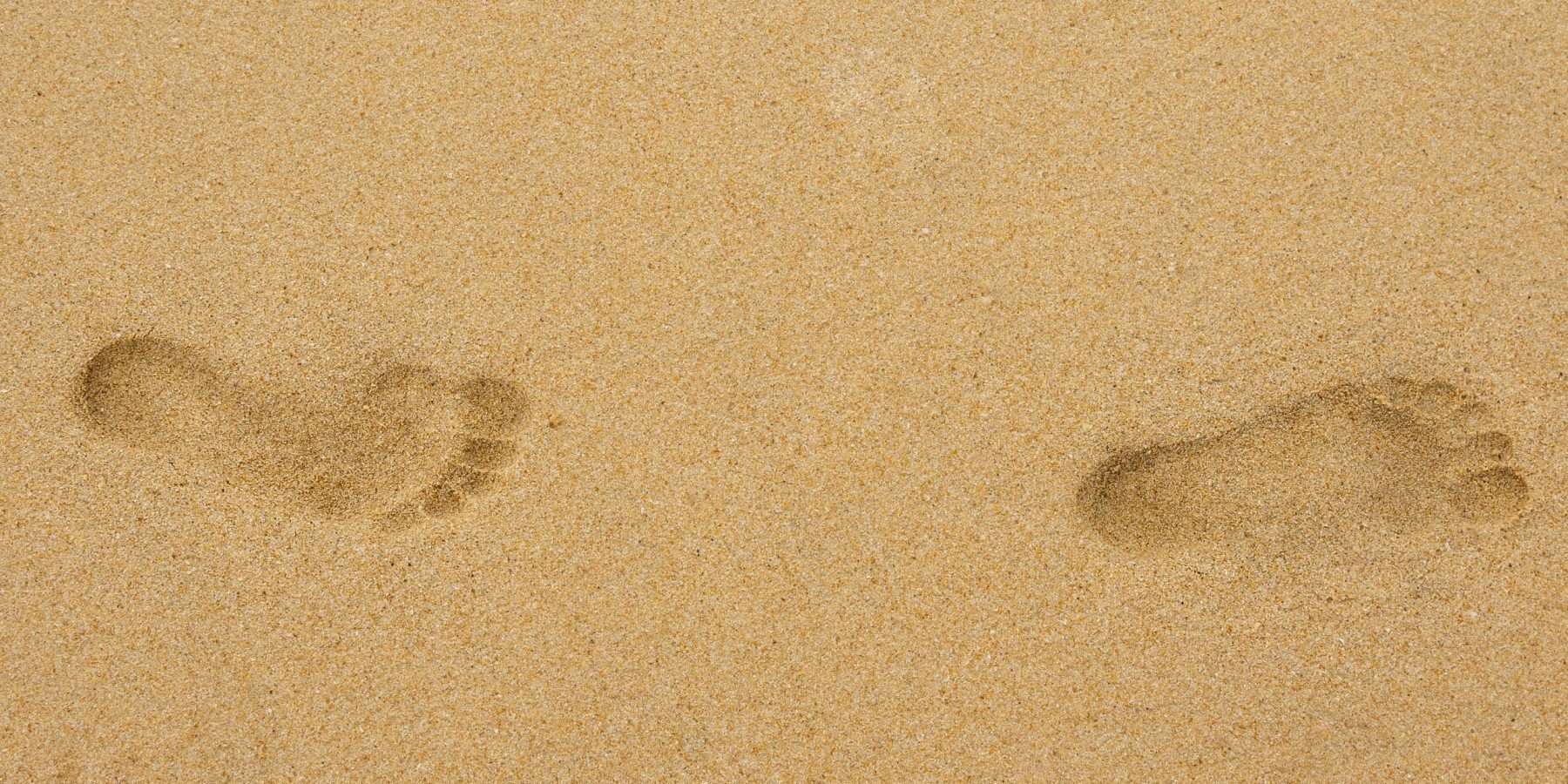 Dos huellas en la arena, símbolo del Nakshatra Śravaṇa en la astrología védica
