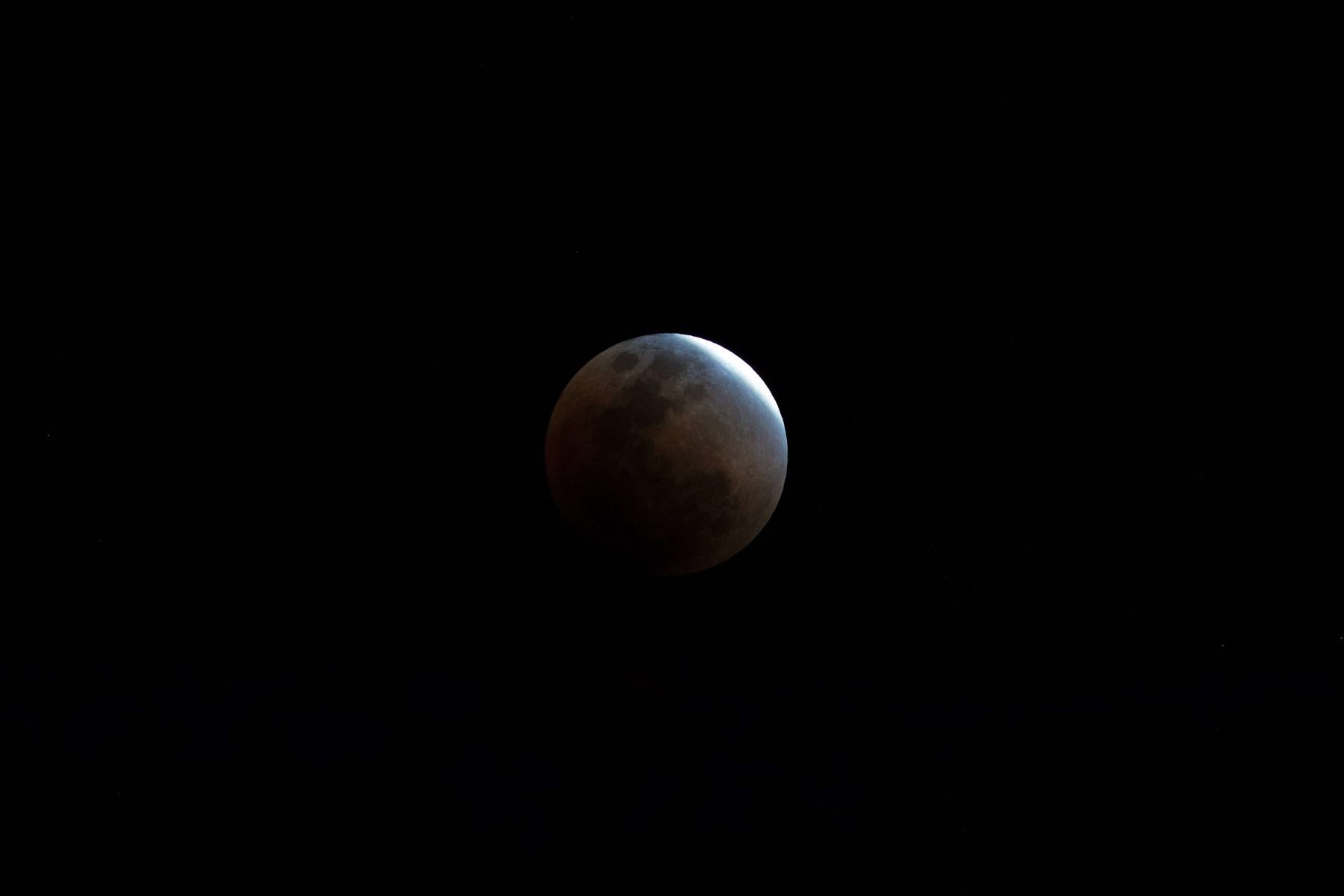 Luna en sombra parcial sobre cielo oscuro, imagen para artículo sobre Ketu en Jyotiṣa